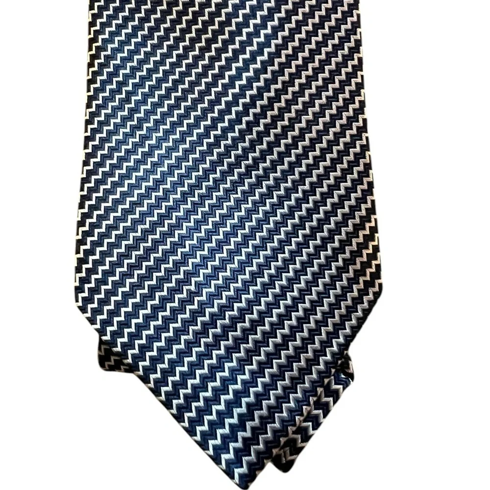 Oscar de la Renta navy blue & silver small zigzag pattern silk tie 3.5” wide
